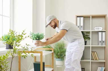 Temizlikçi, evdeki ya da ofisteki mobilyaların tozunu almak için toz bezi kullanıyor. Temizlik, hijyen ve temizlik hizmetleri, personel üyesi mesleki veya yerel ortamlarda temizliği sağlar.