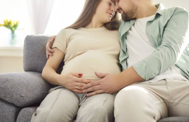 Sevgi dolu bir çift göbek sarılması, müstakbel ebeveynler eve yakın bir bebek bekliyor, ilgili koca ve hamile eş, sevgi, ebeveynlik, yeni hayat, planlama, hayal kurma, doğum öncesi bakım.