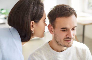 Gizli paylaşım, geveze kadın, geveze eş, erkek, kocaya haber veren, kulağına fısıldayan, aile sohbeti, eğlenen, duyan, duyan, dedikoducu, iyi niyetli aile ilişkisi, mesaj