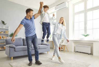 Neşeli ebeveynler evde vakit geçirmeyi, oyun oynamayı, gülmeyi ve çocuklarla bağ kurmayı severler. Sıcak bir aile anı eğlence, eğlence ve ev ortamında paylaşılan mutlulukla dolu..