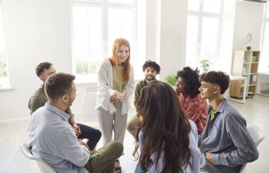 Mutlu grup sohbetleri, paylaşımlar, grup terapisi toplantılarında sandalyelerde oturan bağımlılar, planlar, projeler, problemler, ofis çalışanları takım çalışmalarının beyin fırtınaları, danışmanlık çemberi.