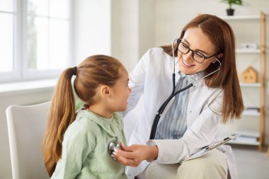 Akciğerleri kontrol eden çocuk doktoru, klinikte küçük bir kızın kalbi, kadın doktor, steteskop tutan hemşire, hastanede düzenli çocuk kontrolü sırasında küçük çocuğu muayene eden hemşire, tıbbi bakım...