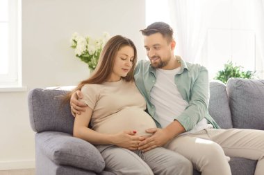 Sevgi dolu, genç, müstakbel ebeveynler ilk bebek koltuğunu bekliyorlar. Evlerine yakın oturuyorlar. Sevgi, şefkat, ebeveynlik, yeni hayat, planlama, rüya görme, doğum öncesi bakım. 