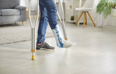 Kırık bacağı olan, fraktür sabitleyici takan, koltuk değnekleriyle yürüyen, hareket etmeye çalışan, evde kalıp travmayı tedavi eden, yükseklikten düştükten sonra iyileşen biri.