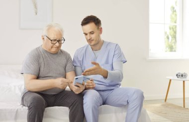 Yaşlı bir hasta bakım evinde bir doktordan ya da akıllı telefon teknolojisi olan bir bakıcıdan yardım alır. Destekleyici etkileşim çevrimiçi becerileri, bakım yardımı ve dijital bağlanmayı vurguluyor.