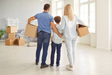 Mutlu bir aile, yeni bir daire sahibinin arkasında duruyor. Aileler taşınma gününde küçük, şirin bir çocukla yakınlar. Kiracılar, ev sahipleri ve çocuklar oturma odasına taşınıyor. 