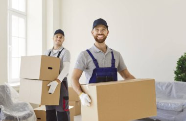 Teslimat servisi erkek takımı, depolama için karton kutu taşıma, kuryelerden paketler alma, paket taşıyan teslimatçılar, kapı teslimat servisi, şirket bagajları, mal gönderme 