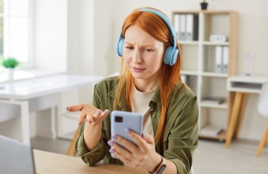 Kadınlar çalışırken ya da internetten öğrenirken kötü haberlere üzülerek tepki verir. Bir telefon kullanmak, öğrenim sırasında ya da iş oturumunda internet üzerinden alınan bilgilere üzülmek.