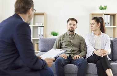 Profesyonel terapist seansı, aile krizi ya da ilişki sorunları olan bir çifte psikolojik yardım, karı koca boşanması desteği, terapi sorunları, yanlış anlaşılma.