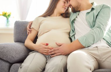 Sevgi dolu bir çift göbek sarılması, müstakbel ebeveynler eve yakın bir bebek bekliyor, ilgili koca ve hamile eş, sevgi, ebeveynlik, yeni hayat, planlama, hayal kurma, doğum öncesi bakım.