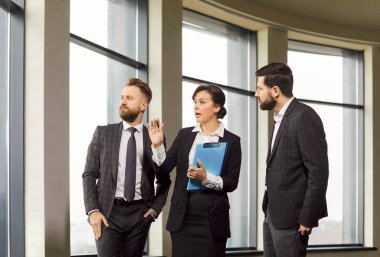 Modern ofis salonundaki iş adamları, motivasyonlu ekip satın alma anlaşması yapıyor, emlakçı, ipotek ya da kira, mutlu işçiler, pencere manzarası sunan iş adamları, yeni daire satışı.