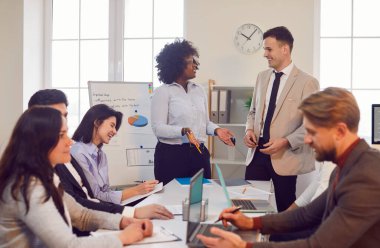 Ticari çeşitlilikteki insanlar ve koç konuşmacı ters çizelge sunumu, konuşmacı danışmanlığı, eğitim çalışanları veya müşteri grubu, danışman lideri takım çalışmasında stratejiyi açıkladı