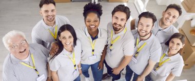 Farklı yaşlardan mutlu gönüllüler çok kültürlü, yakın plan. Vakıf çalışanlarının portresi. İçeriği kavramsal duygular, çalışanlar birlikte, gönüllü fırsatlar