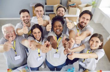 Gönüllü mutlu gülümseme takımı ortak grup, birlikte eğitim görevlerini tamamlamak, denetleyici, toplum desteği, profesyonellik, ruh gösterme, talimatlara uyma, takım oluşturma