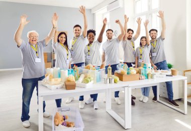 İnsani yardım merkezinde çalışan gönüllü bir ekibin grup portresi. Bağış toplamak ve organize etmek için yapılan hayır işlerinde takım çalışmasına ve topluma örnek oluyorlar, insani yardım çabalarına katkıda bulunuyorlar..