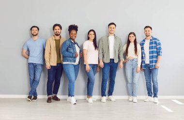 Çeşitli gençlerin, öğrencilerin, iş arkadaşlarının, personelin ya da arkadaşlarının portresi gri bir arkaplana karşı birlikte duruyor. Bu mutlu takım portresi birlikteliklerini ve dostluklarını vurguluyor..