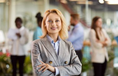 Mutlu kadın patron, kendine güveni tam bir bayan, şirket yöneticisi şirket portresi için poz veriyor, kameraya özgüvenle bakıyor, gülümsüyor, şirket sahibi başarılı kadın lider. 