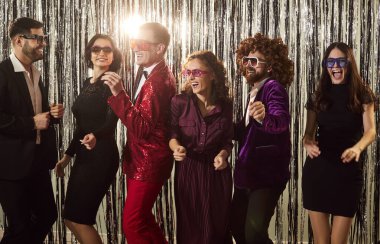 Dans eden insanlar, mutlu gece kulübü arkadaşları eğlence, ofis partisi, lazer aydınlatma gösterisi, resmi kıyafet giyen disko grubu, siyah gözlükler, dans salonu diskosu, etkinlik kutlaması