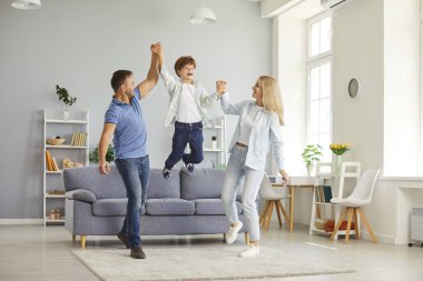Aktif ebeveynler ve küçük oğlu evde güzel vakit geçiriyorlar, gülüyorlar, oynuyorlar ve eğleniyorlar. Neşeli bir aile anı neşe, eğlence ve beraberlikle dolu..