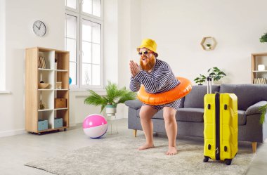 Yüzme kostümlü mutlu ve komik bir adam elinde şişme bir yüzük tutuyor ve yaz tatilini evde geçirmeye hazırlanıyor. Heyecan ve neşe saçıyor. Tatil için sabırsızlanıyor..