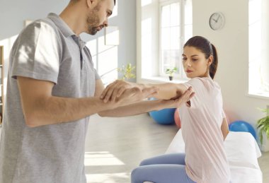 Fizyoterapi doktoru hasta kollarındaki ve eklemlerindeki ağrıyı hafifletmek için masaj ve esneme egzersizleri sağlar. Terapist, hareket kabiliyetini arttırmak, hasta rehabilitasyon sürecine yardım etmek.