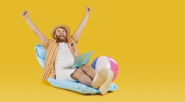 Yazlık elbiseli bir adam elinde dizüstü bilgisayarla şişme bir yatakta oturuyor ve tatilde başarıyı kutluyor. Zafer için elini kaldırıyor, evet diye haykırırken, tatil ve plaj tatilinin tadını çıkarıyor..