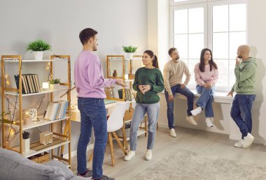 Arkadaş grubu iletişimi, gençlerin anlaşma konuşması, kolay poz verme. Gülümseyen insanlar toplanıyor, günlük giysiler giyen iş arkadaşları, iyi iş ilişkisi olan iş arkadaşları sohbeti.