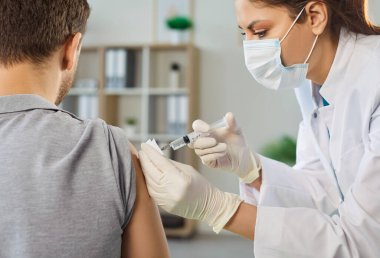 Hemşire enjeksiyonu, aşı şırıngası, aşı aşısı klinikteki aşı takvimine göre, insanı hastalıklara karşı korumak, hastane komplikasyonlarını önlemek, zararlı temasları önlemek için,