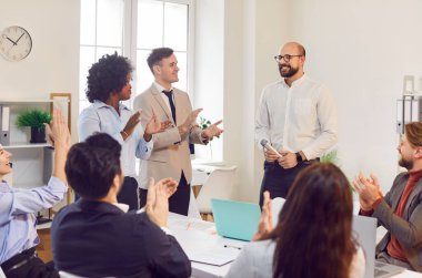 Çeşitli destek grupları, iş adamları ofisi heyacanlı çalışanı iş promosyonu başarısı, mutlu iş arkadaşlarını karşılama, iş başarısı motivasyon eğitimi, kabullenme