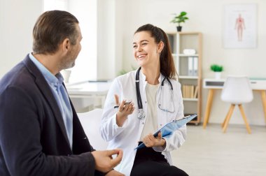 Genç mutlu kadın doktor yetişkin erkeğe danışmanlık, tedavi, tavsiye, klinik yardım kılavuzu anlayış, destek, tavsiye, yardım, tıbbi destek