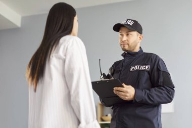 Polis ya da dedektif olay yerinde bir kurbanı ya da tanığı sorguluyor. Kolluk kuvvetleri, kapsamlı bir polis çalışması ve soruşturması yoluyla bir suçun soruşturulması, korunma ve adaletin vurgulanması için çaba sarf ediyor..