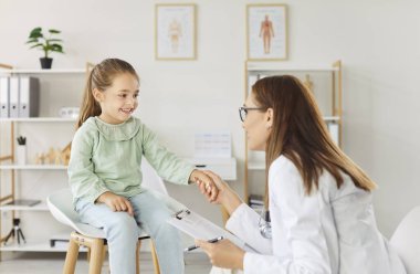 Çocuk doktoruyla ilgilenen doktor çocukla tanışır, muayene olur, kadın doktorla görüşür, küçük bir kıza danışır klinikte, hastanede ve klinikte genç hastalıklarını tedavi eden pratisyen hekimlerle ilgilenir.