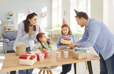 Mutlu yıllar sana. Mutlu yıllar sana. Mutlu yıllar sana. Mutlu yıllar sana, güler yüzlü anne babalar.