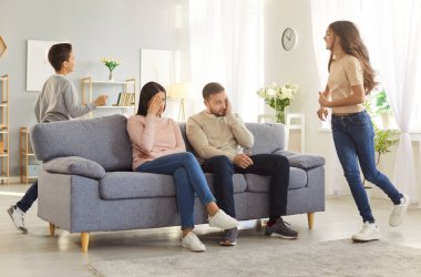 Anne ve baba kanepede oturuyor ve etrafta koşuşturup gürültü yapan yaramaz çocuklarından bıkıp evde birlikte vakit geçiriyorlar. Çocuk yetiştirme ve aile kavramı