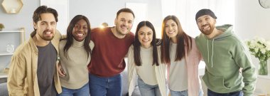 Memlekette neşeli bir partide gülümseyen ve kucaklaşan çeşitli arkadaş gruplarının portresi. Olumlu duygularla dolu sıcak, neşeli bir atmosferde birliktelik, arkadaşlık ve kahkaha..