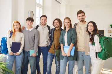 Çeşitli mutlu arkadaşların, stajyerlerin, öğrencilerin toplu portresi başarılı bir şekilde okulu geçtikten sonra, üniversite sınavı, çalışanlardan oluşan genç bir proje ekibi elinde kağıt belgeler, kameraya bakıyor, gülümsüyor. 