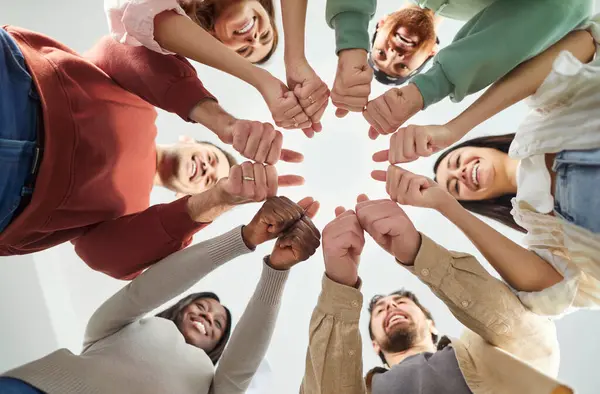 Arkadaş grubu, memnuniyet, onay, çeşitli insanlar terapi oturumunda el ele tutuşuyorlar, takım, psikolojik destek, eğitim anlayışı, şirket birliği bağlantısı, takım oluşturma.