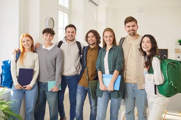Çeşitli mutlu arkadaşların, stajyerlerin, öğrencilerin toplu portresi başarılı bir şekilde okulu geçtikten sonra, üniversite sınavı, çalışanlardan oluşan genç bir proje ekibi elinde kağıt belgeler, kameraya bakıyor, gülümsüyor. 
