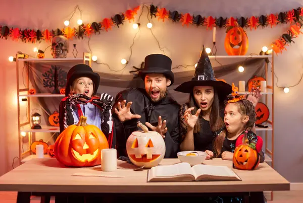 Cadılar Bayramı aile tatili büyücülük, büyü, ebeveynler, balkabağı kabaklı komik çocuklar korkunç kostümlü parti gecesi etkinliği, korkunç canavar, korku bakışı, cazibe, cazibe