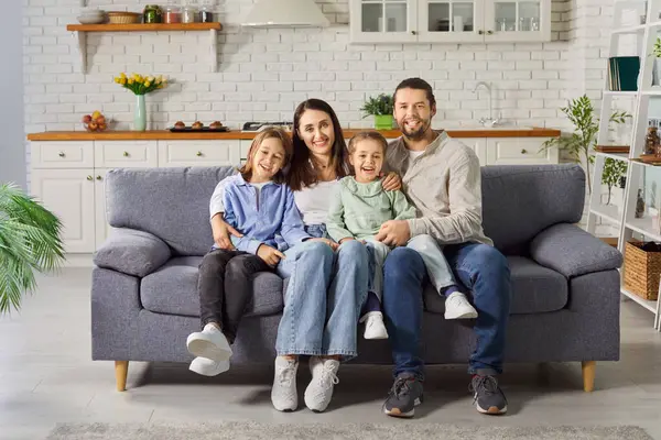 Mutlu, güler yüzlü, dost canlısı aile, yakın otururken birlikte iyi vakit geçirin, ebeveynler, küçük kızlı çocuklar, çocuklar, hafta sonu eğlencesinin, heyecan kaynaşmasının ve sevginin tadını çıkarın, yakın bakım