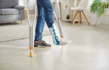 Kırık bacağı olan, fraktür sabitleyici takan, koltuk değnekleriyle yürüyen, hareket etmeye çalışan, evde kalıp travmayı tedavi eden, yükseklikten düştükten sonra iyileşen biri.