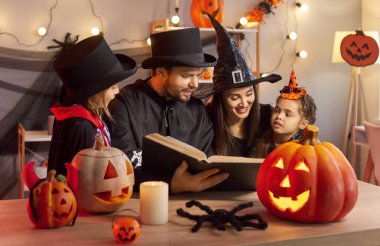 Çocuklu aile cadılar bayramını evde yapılan bir partide kutlarken birlikte kitap okumaktan hoşlanır. Bu mevsimlik kutlamalarda beraberlik, eğlenceli dekorasyonlar ve şenlikli bir atmosfer..