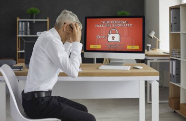 Mutsuz, mutsuz, çaresiz bir adam güvensiz bir duruma düşerse özel anahtar, asma kilit mesajı ile yok edilecek. Siber güvenlik sorunu, fidye virüsü, dolandırıcılık, hırsızlık, sızıntı, bilgisayar korsanlığı, gasp konsepti