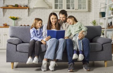 Ebeveynler ve iki çocuk evde oturup kitap okumanın keyfini çıkarıyorlar. Sevgi, rahatlık ve aile bağları, sıcak ve sıcak bir ev ortamında paylaşılan anların altını çizmek.