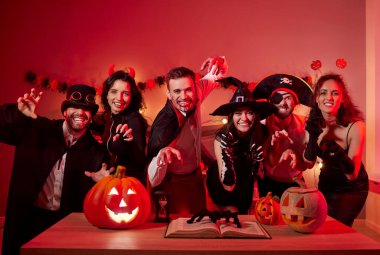 Cadılar Bayramı partiniz kutlu olsun, arkadaş grubunuz, tatilciler kostümlerinizi giyip eğlenin eğlenceli bir gece etkinliği, ürkütücü korku kostümleri oynayın, çelenk kırmızı ışık dekoru, balkabağı feneri dekoru