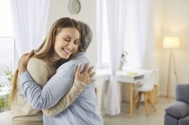 Şefkatli, genç, sevecen bir kız torun ve yaşlı bir büyükanne. Kucaklaşmak, evde sarılmak, yaşlı bir anneyle mutlu olmak. Şefkatli anlarda sevgi ve ilgi göstermek.