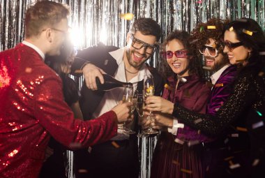 Mutlu arkadaşlar bayram kutlaması için toplanır, şampanya içerler, akşam partisinde güler ve dans ederler. Eğlence, neşe ve şenlik, heyecan verici ve canlı bir sosyal etkinliğin altını çizmek.