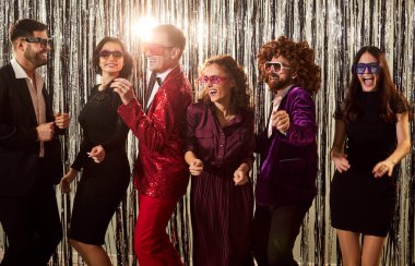 Dans eden insanlar, mutlu gece kulübü arkadaşları eğlence, ofis partisi, lazer aydınlatma gösterisi, resmi kıyafet giyen disko grubu, siyah gözlükler, dans salonu diskosu, etkinlik kutlaması