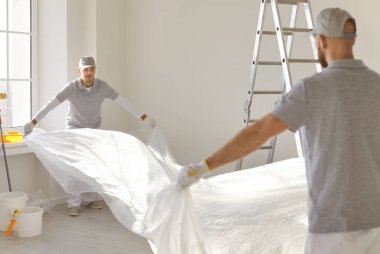 Profesyonel boyama servisi, boyacı takımı zemin örtüsü, hazırlık yapan, bitirme işi yapan inşaat işçileri, oda renk duvarları, apartman dairesi yenileme, bakım veya onarım