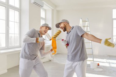 İki neşeli ressam etrafta dolanıp eğleniyorlar, ellerinde mikrofon gibi boya ruloları tutuyorlar, yenilenmeden sonra mola veriyorlar, yenileme sürecine giriyorlar. Takım çalışması konsepti